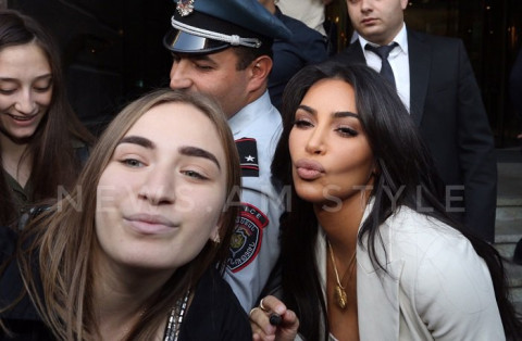 Քիմ Քարդաշյանը ողջունում է հայ երկրպագուներին