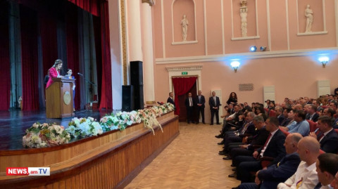 Դիանա Գասպարյանը պարգեւատրեց իր ֆիզիկայի ուսուցչին եւ ծանոթ բժշկին
