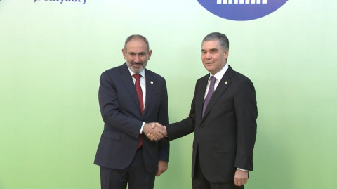 Փաշինյանն Աշխաբադում հանդիպել է Գուրբանգուլի Բերդիմուհամեդովի հետ