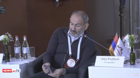 Փաշինյանը գործարարների ներկայությամբ SMS ուղարկեց Սամվել Կարապետյանին