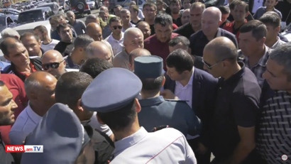 Չեմ գոռում, զինվորական տոնով եմ խոսում. լարված իրավիճակ ավտոներկրողների բողոքի ակցիայի ժամանակ