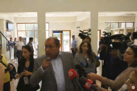 Դատարանում վիրավորում են Հայկ Ալումյանին. կարգադրիչները չեն արձագանքում
