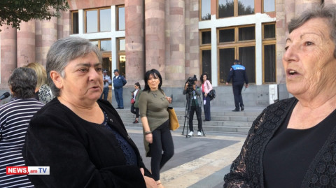 Քարտուղարուհուն 1 մլն պարգեւավճար են տալիս, իսկ մեզ արհամարհում են. որդեկորույս մայրեր
