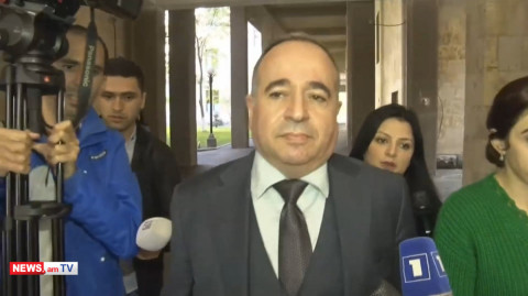 Արշակ Կարապետյանն ԱԺ-ում է. նա որեւէ հարցի չպատասխանեց