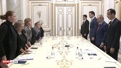 Փաշինյանը զոհված զինծառայողների մայրերի հետ 1 րոպե լռությամբ հարգեցին զոհվածների հիշատակը