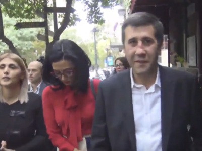 Իրավապաշտպաններն ու իրավաբանները ցույց են անում ԱԱԾ-ի դիմաց