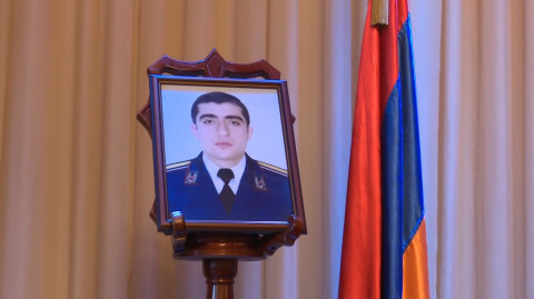 Երեւանում սպանված ոստիկանին հողին են հանձնել զինվորական կարգով