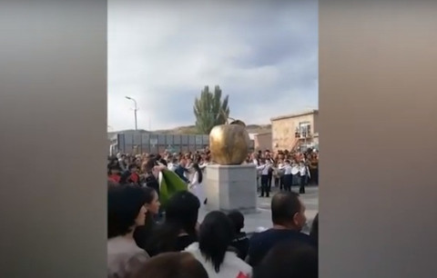 Նոր Գեղիում խնձորի արձան բացվեց