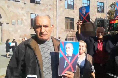 Խուլ ու համրերը բողոքի ակցիա են անում Վարչական դատարանի դիմաց
