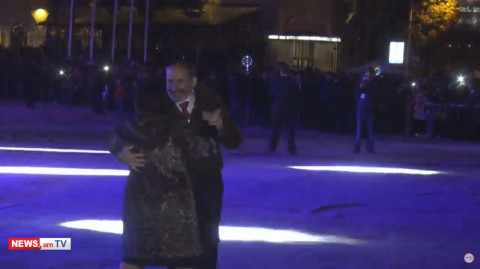 Փաշինյանը տանգո է պարում վանաձորցի կնոջ հետ