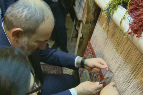 Փաշինյանը տիկնոջ հետ գորգ է գործում