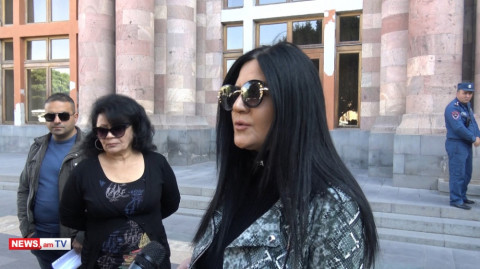 Եկմալյանի նախկին բնակիչները Կառավարության մոտ հանդիպում են պահանջում Աղաջանյանի հետ
