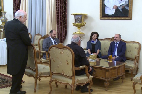 Փաշինյանը տիկնոջ հետ ներկա է գտնվել Յուրի Դավթյանի հոբելյանական երեկոյին
