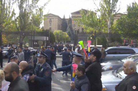 Ցուցարարները մի քանի րոպեով փակեցին Բաղրամյան պողոտան