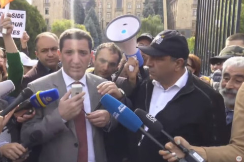Գեւորգ Պետրոսյանը ցուցարարներին մանրամասներ է հայտնում ԵԽ ներկայացուցիչների հետ հանդիպումից