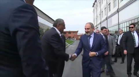 Փաշինյանը մասնակցում է Սամվել Ալեքսանյանի ֆաբրիկայի բացմանը