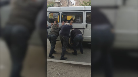 Երեւանում ուղեւորներով լի երթուղայինի անվադողը տեղից դուրս է եկել