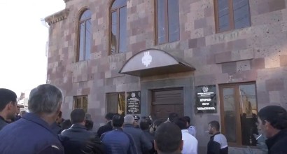 Կալանավորվածի հարազատները բողոքի ակցիա են անում Արարատի դատախազության դիմաց