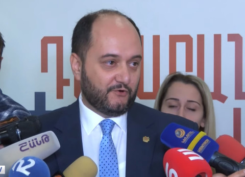 Մեկ-մեկ ցանկացել եմ գլուխս բռնել, փախնել բեմադրության գավառականությունից. Արայիկ Հարությունյան