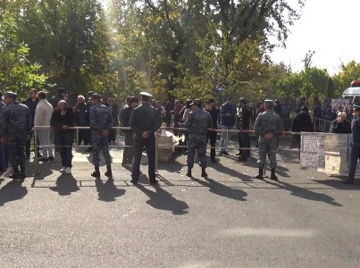 ՈՒՂԻՂ. Քոչարյանի աջակիցների ակցիան՝ Շենգավիթի դատարանի դիմաց