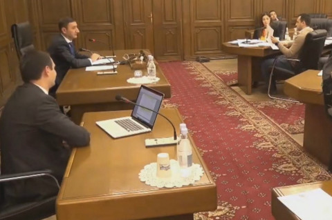 «Բերանս եք բացում, մի հատ էլ Մանվել կարա ստեղծվի». թեժ վիճաբանություն՝ ԱԺ-ում
