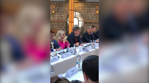 Ռուս պատգամավորը երգում է Գյումրիի Սեւ բերդ ամրոցում