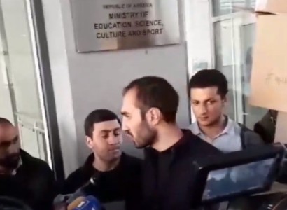 Բողոքի ակցիա ԿԳՄՍՆ-ի դիմաց. պահանջում են Արայիկ Հարությունյանի հրաժարականը