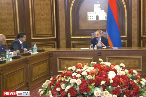 Փաշինյանը հանդիպել է Արայիկ Հարությունյանի ու նրա կուսակցության անդամների հետ