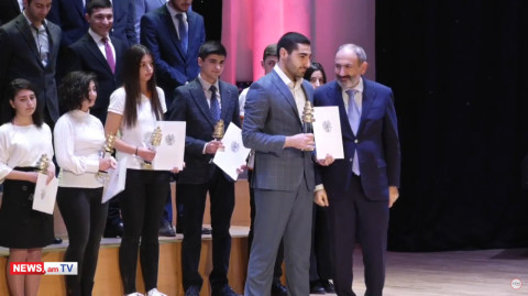 Փաշինյանը պարգեւատրեց ՏՏ ոլորտում պետական կրթական մրցանակաբաշխության հաղթողներին