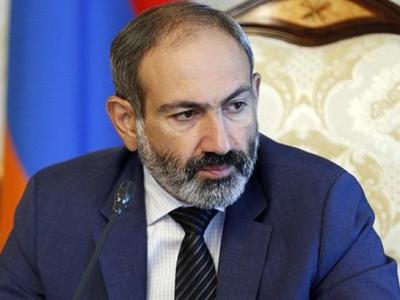 Փաշինյանը զրուցում է նստացույց անող երիտասարդների հետ