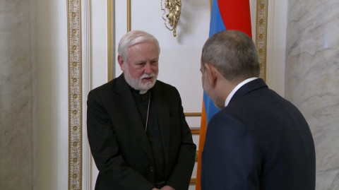 Փաշինյանն ընդունել է Սուրբ Աթոռի պետությունների հետ հարաբերությունների քարտուղարին