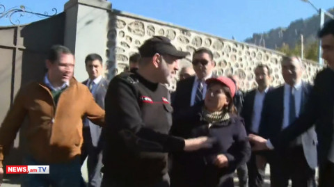 Գորիսցի կինը Փաշինյանին թեւանցուկ քաղաքապետի գովքն արեց