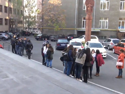 ԵՊՀ ուսանողների դասադուլը եւ երթը դեպի ԿԳՄՍ նախարարության շենք