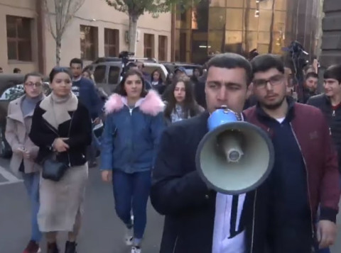 Դասախոսությունը միայն Խաչատուր Աբովյանի մասին խոսելով չէ. ուսանողները երթով անցնում են բուհերով