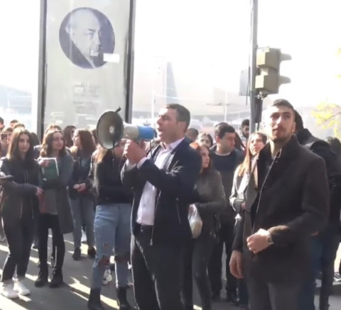 Ուսանող, ոտքի. երթի մասնակիցները՝ Մանկավարժականի մոտ
