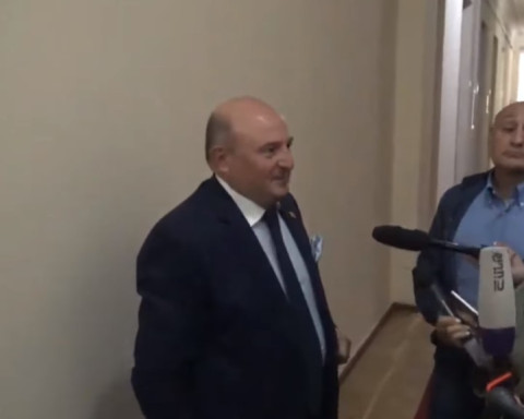 Լավ աղջիկ ես, մի հատ նայի՝ ինչ լավ տղամարդ ա դեմդ կանգնած՝ Վարդան Ղուկասյանը՝ լրագրողին