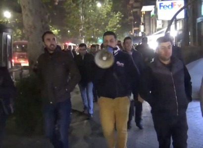 Նստացույց անող երիտասարդ դաշնակցականների հանրահավաքը նախարարությունների շենքի առջև