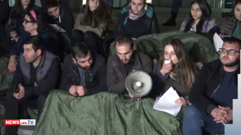 Ցուցարարները կոչով դիմեցին ԲՀԿ-ի եւ ԼՀԿ-ի պատգամավորներին