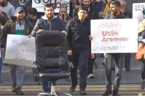 «Արայիկ, go home». ցուցարարները դատարկ աթոռ են բերել Կառավարության դիմաց
