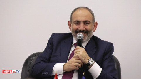 Ոնց որ մի պապիկ ա նստած ու բոլոր թղթերին բացասականի կնիքն ա խփում. Փաշինյանը կատակեց