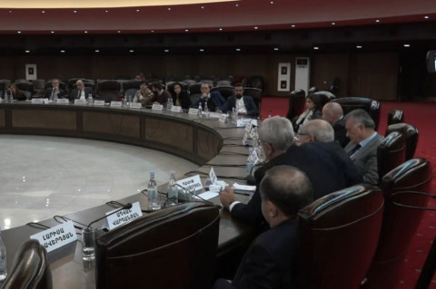 Հայաստանում երկու տեսակի մարդկանց պայքար է գնում. Վազգեն Մանուկյան
