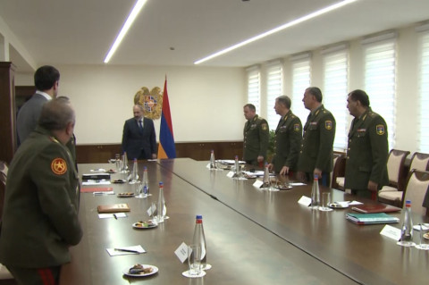 Փաշինյանը հանդիպել է զինվորականների հետ