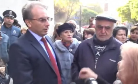 «Կարո՞ղ ա գիտես՝ լակոտ ենք քո դեմը». ցուցարարները վիճեցին Կառավարության պաշտոնյայի հետ