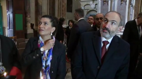 Փաշինյանը տիկնոջ հետ շրջում է Հռոմի Սուրբ Նիկողայոս Հայ Կաթողիկե եկեղեցում