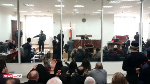 Քոչարյանի փաստաբանը դատախազներին ստիպեց դուրս գալ իրենց համար նախատեսված դռնով