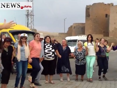 Հայերն Անիում աղոթեցին եւ քոչարի պարեցին