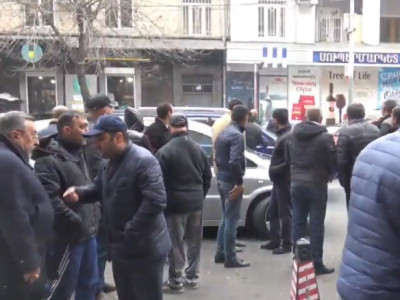 Ավտոներկրողները բողոքի ակցիա են անցկացնում ՊԵԿ-ի մոտ