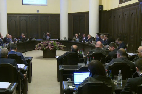 Շոգ է, ասեք՝ թուլացնեն մի քիչ. Ցոլակյանի առաջարկը ծիծաղ առաջացրեց