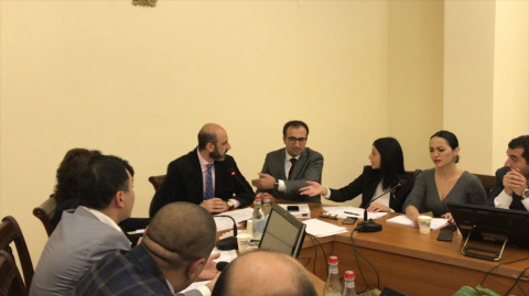 Լեզվակռիվ Արսեն Թորոսյանի ու «Իմ քայլի» պատգամավորների միջեւ