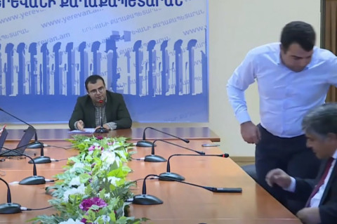 Հակոբ Կարապետյանի պատասխանները բարկացրին ավագանու ԲՀԿ-ական անդամներին